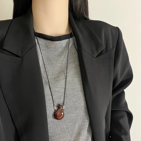 Collier Pendentif Mini Bouteille De Parfum Alliage Corde De Cire Longue Chaîne De Pull Bijoux Minimalistes Pour Femmes