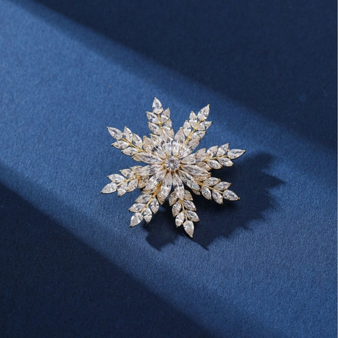 Rotatable Snowflake Brooch For Women Gold Plated Copper Luxury Zirconia Rhinestone Corsage Suit Pin Fashion Jewelry Accessory