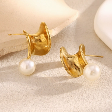 Gedrehte Geometrische Ohrstecker 316L Edelstahl 18K Vergoldet Mit Weißer Künstliche Perle Elegant Für Frauen