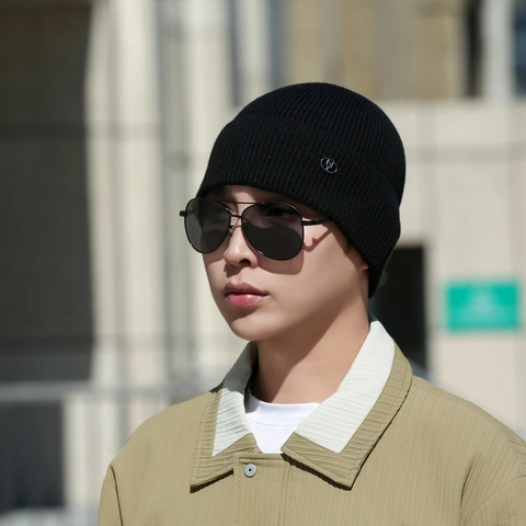 Unisex Ribbed Knit Beanie Hat Warm Winter Acrylic Solid Color With Metal Badge Logo Windproof Outdoor Accessory