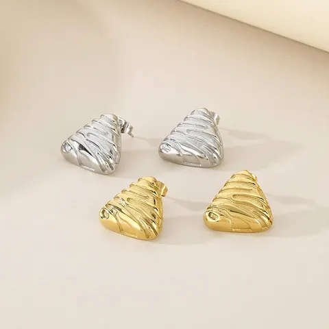 Driehoekige Oorknopjes Titaniumstaal Golvende Reliëftextuur Retro Geometrische Sieraden Voor Vrouwen Metaal Esthetiek
