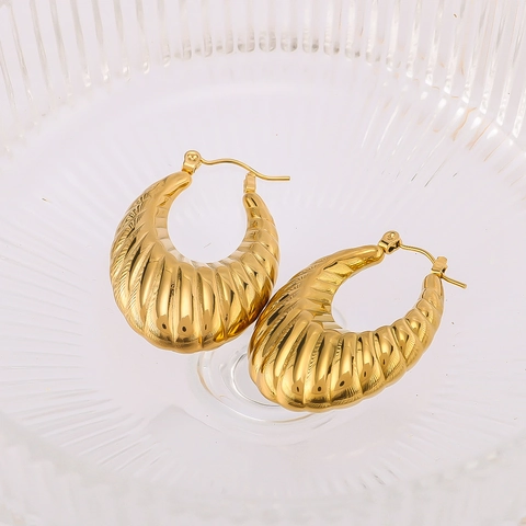 Vintage 18K Gold Plated Stainless Steel Croissant Hoop Earrings For Women Ribbed U-Shaped Caterpillar Curve Stud Earrings Jewelry