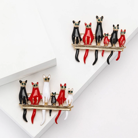 Fashion Alloy Enamel Cats Brooch Pin With Green Rhinestone Eyes Cute Animal Jewelry For Women Suit Cardigan Accessory