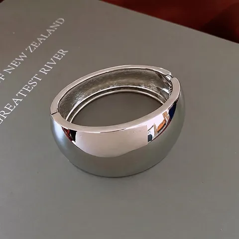 Brazalete Ancho Grueso Aleación Pulido Espejo Brillante Bisagra Minimalista Accesorio Moda Para Mujeres