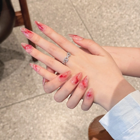 Handgefertigte Rote Marmorierte Press On Nails Mit 3D Herz Lange Mandel Kunstnägel Für Damen Spicy Girl Sweet Cool Stil