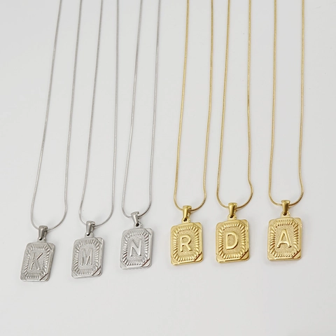 Collar Con Colgante De Letra Inicial De Acero Inoxidable Chapado En Oro De 18K Rectangular Textura Solar Cadena Serpiente