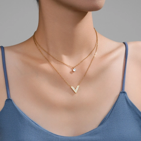 Collier avec Pendentif Lettre V en Acier au Titane pour Femmes Plaqué Or 18K Acier Inoxydable Strass Bijoux de Mode