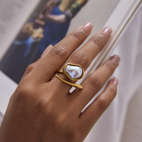 Barock Unregelmäßige Künstliche Perle Asymmetrisch Offener Ring 18K Gold Vergoldet Edelstahl Französisch Retro Elegant Schmuck Für Frauen