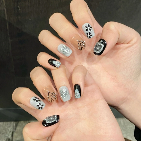 Uñas Postizas Press On Hechas A Mano Relieve 3D Diseño Manzana Floral Con Perlas Artificiales Borde Plateado Forma Escalera Corta Estilo Dulce