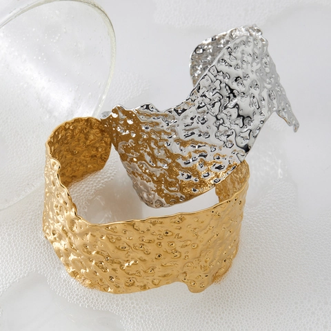 Brede Manchetarmband Onregelmatige Gehamerde Textuur Roestvrij Staal Lava Open Armband Minimalistische Sieraden Voor Dames