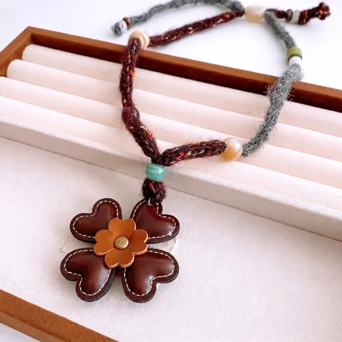 Collier Pendentif Fleur Trèfle À Quatre Feuilles En Cuir Vintage Couture À La Main Longue Chaîne De Pull Pour Femmes Style Boho Perles