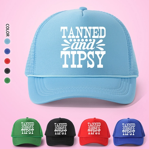 Καπέλο Trucker Με Εκτύπωση Tanned And Tipsy Δίχτυ Πίσω Αφρός Μπροστά Ρυθμιζόμενο Προστασία Από Τον Ήλιο Παραλία Vintage