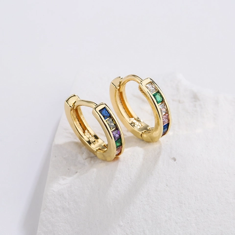 Boucles D'oreilles Créoles Luxueuses Plaquées Or Avec Zircon Baguette Coloré Et Tige En Argent Sterling 925