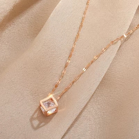 Collier Pendentif Carré Creux en Acier au Titane Minimaliste pour Femmes Cube Géométrique en Zirconia Bijoux de Mode