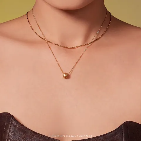 Collier Double Couche Plaqué Or 18K Acier Inoxydable Pendentif Perle Cylindrique Rayée Chaîne De Clavicule Minimaliste