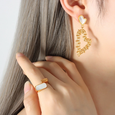 Eleganti Orecchini Pendenti A Cuore In Acciaio Al Titanio Placcato Oro Design Intrecciato Cavo Con Intarsio Di Conchiglia Bianca Per Donna