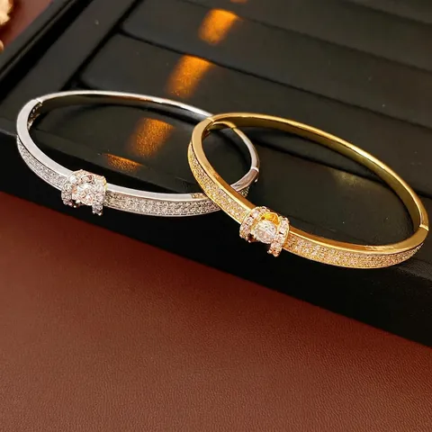 Bracciale Rigido Di Lusso In Rame Placcato Oro Zirconia Cubica Scintillante Design Fibbia Della Cintura Gioielli Eleganti Da Donna