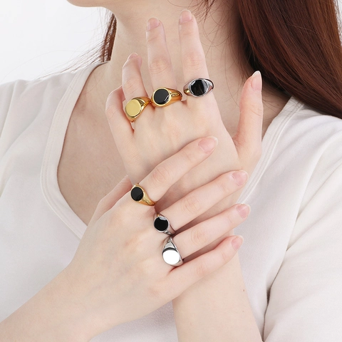 Anello A Sigillo Minimalista Per Uomo Donna Acciaio Inossidabile Placcato Oro 18K Resina Nera Rotondo Lucido Gioielli