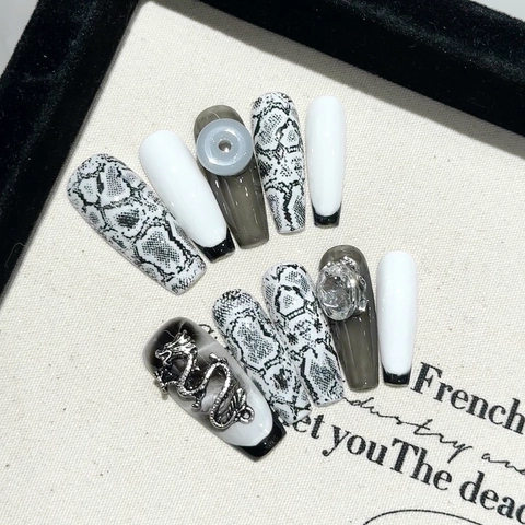 Handgefertigte Press On Nails Lange Sargform Schlangenmuster Metall Drache Strass Dimensionales Dekor Dunkler Stil Cool Girl
