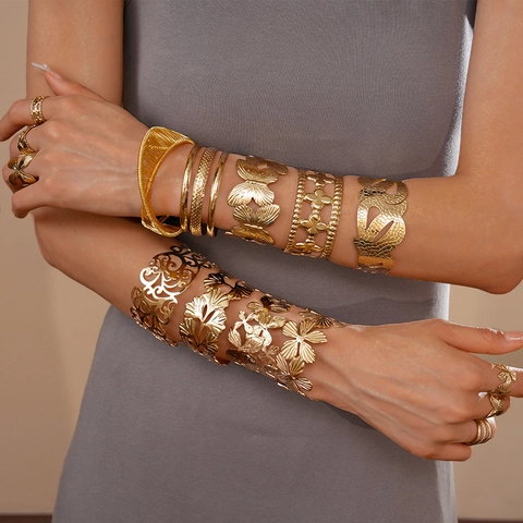 Bracciale Aperto E Anello In Lega Dorata Vintage Traforato Floreale Farfalla Motivo Foglia Di Ginkgo Gioielli Regolabili