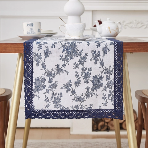 Retro Blaues Blumen Tischläufer Baumwolle Leinen Mischung Mit Dunkelblauer Spitze Häkelkante Elegante Esszimmer Deko