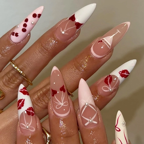 Lange Almond Stiletto Press On Nagels Rode Kers Lip Boog Patroon Faux Kunstparel Diamant Decor Franse Stijl DIY Manicure