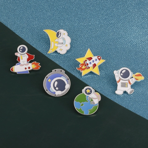 Schattige Cartoon Astronaut Legering Emaille Broche Pins Creatieve Ruimteverkenner Badge Voor Rugzak Kleding Accessoires