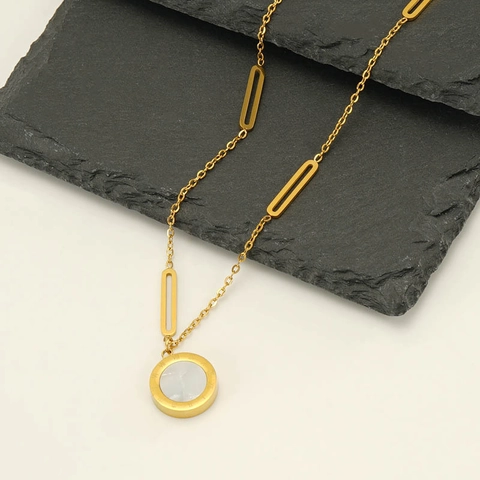 Collar Con Colgante De Letra De Amor Asimétrica Y Números Romanos Acero Inoxidable Chapado En Oro De 18K Para Mujeres