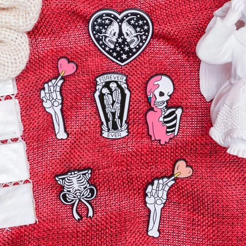 Spille In Smalto Scheletro Teschio In Lega Broches Gotico Romantico Forever Ever Cuore Bara Design Distintivo Per Vestiti Halloween