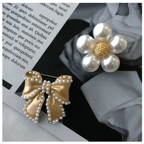 Alloy Brooch Pin With Faux Artificial Pearl And Rhinestone Bow Flower Happy Face Designs Elegant Fashion Accessory For Women