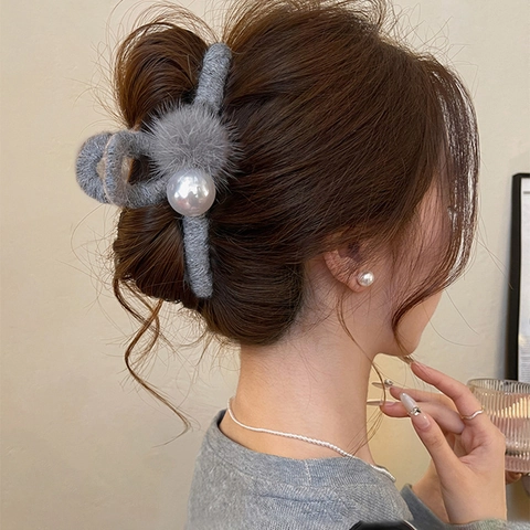 Pinza Per Capelli In Peluche Con Finta Perla Artificial E Pompon Acrilico Inverno Elegante Accessorio Per Capelli Da Donna