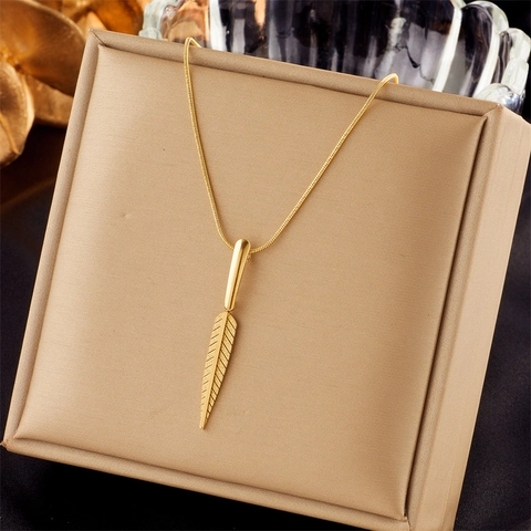 Collana con Ciondolo a Foglia in Acciaio Inossidabile per Donna Design Piuma d'Oro Catena a Serpente Gioielli di Moda Minimalista