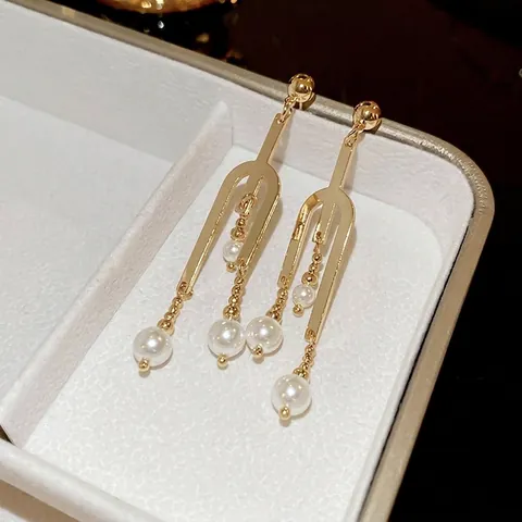 Pendientes De Borla De Perla Artificial Con Horquilla En Forma De U Geométricos Aleación Bañada En Oro Con Poste De Plata
