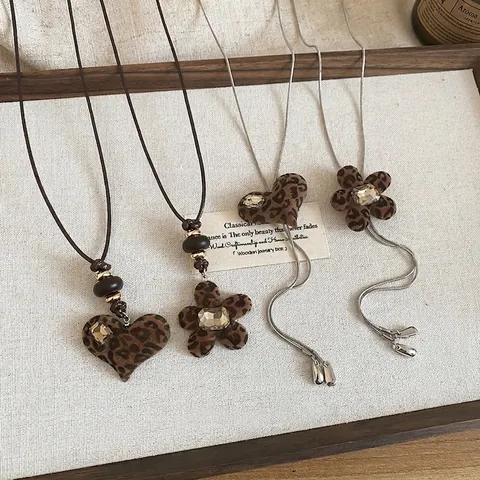 Collar Largo Con Colgante De Corazón Y Flor Flocado Leopardo Estrás Cadena De Suéter Retro Joyas Para Mujer