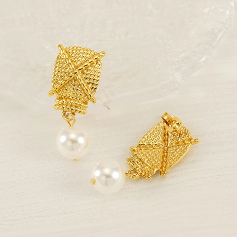 Hängeohrringe Edelstahl Gewebte Textur 18K Vergoldet Weiße Künstliche Perle Tropfen Retro Eleganter Stil Damen Accessoire