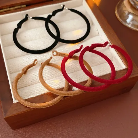 Fluweel Gevlokte Creolen Met Zilveren Oorbelsteker Retro Hol Rond Elegant Eenvoudige Sieraden Voor Vrouwen