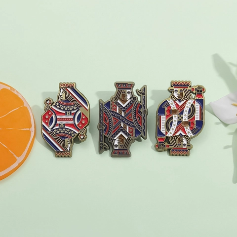 Broche en Émail Créative Personnage de Carte à Jouer Réversible Alliage de Zinc Roi Reine Valet Épingle pour Vêtements