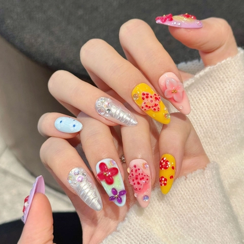 Unghie Finte Press On Fiori 3D Rilievo Forma Mandorla Con Strass Perla Artificial Manicure Artificiale Colorata Per Donne