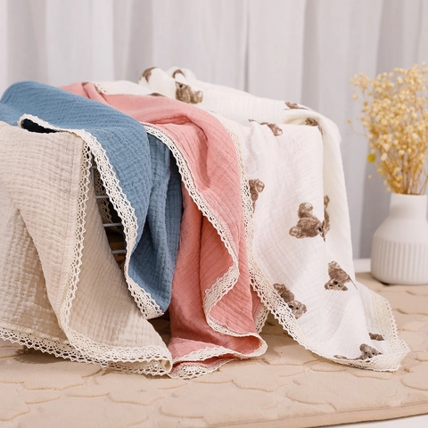 Couverture d'Emmaillotage Bébé en Mousseline de Coton Bordure Dentelle Imprimé Ours Housse Poussette Serviette Bain Allattamento Cadeau