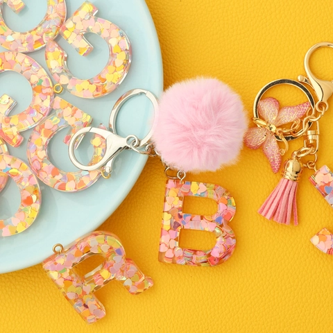 Llavero De Letra De Resina Con Pompón Rosa Y Lentejuelas De Corazón Coloridas Anillo De Metal Plateado Moda