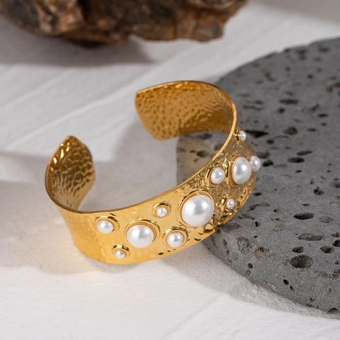 Gehamerde Roestvrijstalen Open Manchet Armband Met Witte Kunstparels Retro Vintage Minimalistisch Sieraden Voor Dames