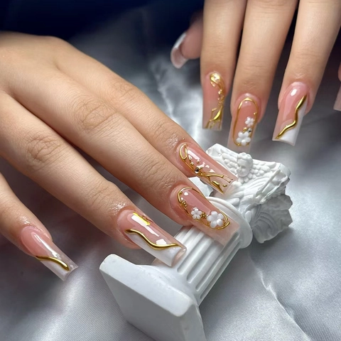 French Tip Press On Nails Nude Pink With 3D Gold Gilded Daisy Relief Glitter Square Head Elegant ABS Fake Nails For Women