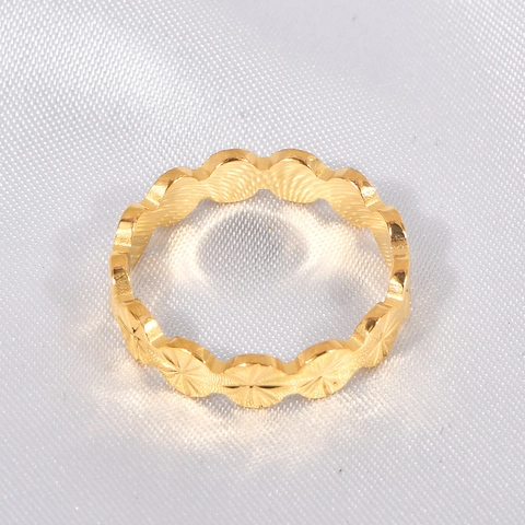 Anello a Fiore in Acciaio al Titanio Placcato Oro per Donna Con Motivo a Stella Incisa Bordo Ondulato Design di Nicchia Gioielli