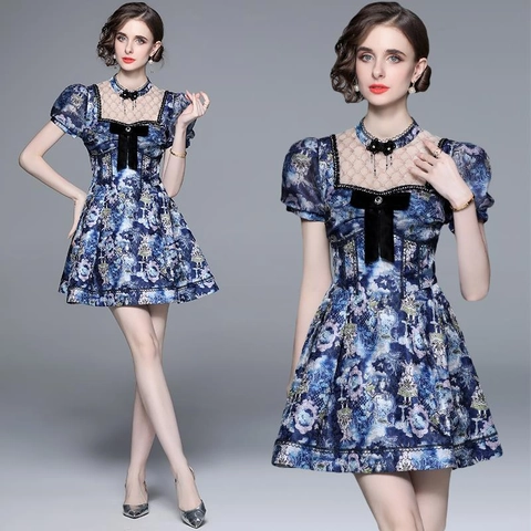 Robe Courte Imprimé Conte De Fées Bleu Avec Empiècement Dentelle Manches Bouffantes Nœud Velours Rétro Élégante Été