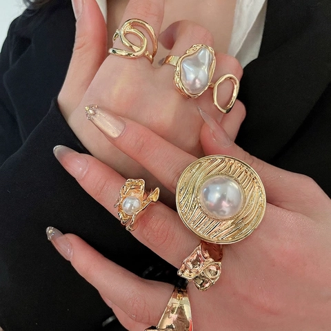 Verstellbare Legierungsringe Für Damen Goldton Geometrische Faltenstreifen Barock Kunstperle Elegant Retro Modeschmuck