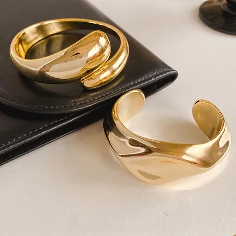 Minimalistische Onregelmatige Golf Manchet Armband Vergulde Legering Vloeibaar Metaal Stijl Opening Hand Sieraden Voor Vrouwen
