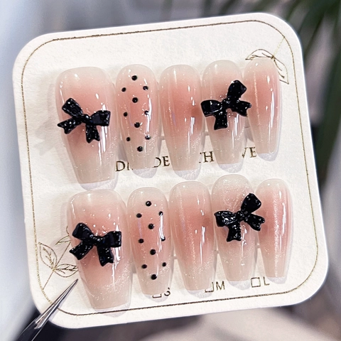 Uñas Postizas Hechas A Mano Forma De Ataúd Largo Degradado Rosa Nude Con Lazo Negro 3D Y Lunares Dulce Elegante Para Mujeres