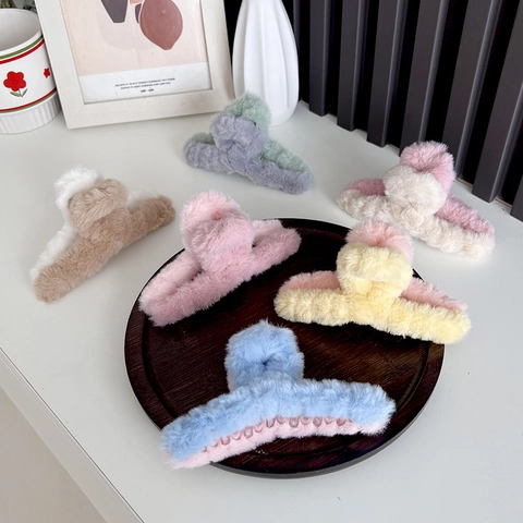 Large Plush Hair Claw Clip Contrast Color Faux Fur Shark Clip Korean Style Elegant Hair Clamp For Women Girls
