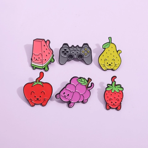 Lindo Dibujo Animado Gato Fruta Broche de Esmalte Aleación Fresa Pera Gamepad Gatito Insignias Para Mochila Ropa Accesorios Decoración