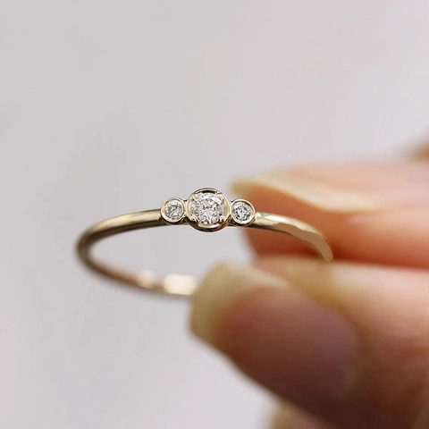 Bague En Cuivre Minimaliste À Triple Pierre Zircone Cubique Ronde Plaqué Or Sertissage Clos Alliance Pour Femmes Bijoux